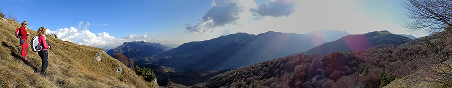 Dal sentiero di salita in cresta di vetta del Corno Zuccone panorama sulla Val Taleggio
